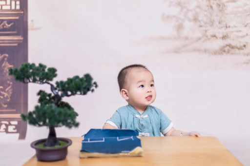 简阳怀孕肚子中间凹两边凸